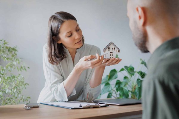 Quels sont les avantages et services offerts par les agents immobiliers à Aix-en-Provence ?